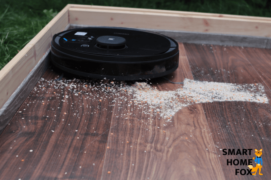 Deebot OZMO 950 пылесосит овсяные хлопья на твердом полу